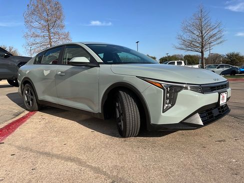 Used 2025 Kia K4 LXS image 4