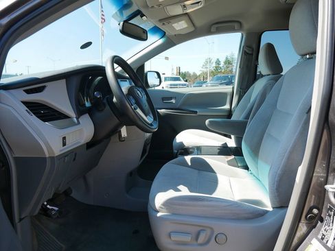 Used 2015 Toyota Sienna LE image 9