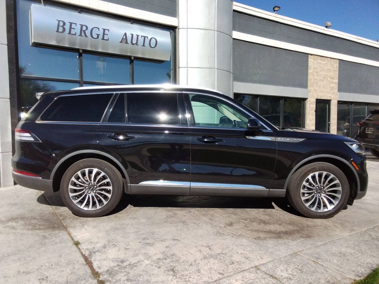 Used 2023 Lincoln Aviator AWD w/ Premium Package image 6