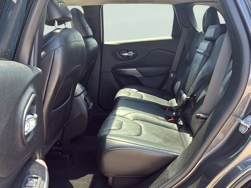 Used 2019 Jeep Cherokee Limited FWD image 25
