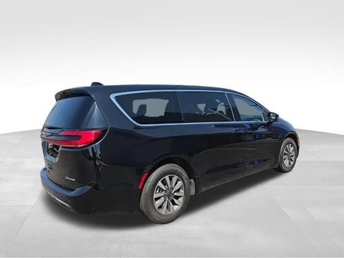 Used 2024 Chrysler Pacifica Limited FWD image 7