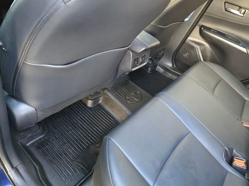 Used 2022 Toyota Venza XLE image 42