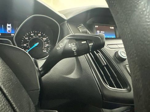Used 2018 Ford Focus SE w/ SE Appearance Package FWD image 42