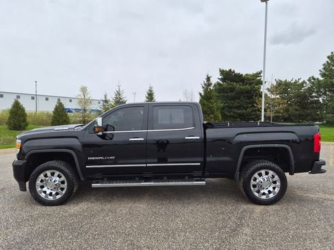 Used 2019 GMC Sierra 2500 Denali w/ Duramax Plus Package AWD/4WD image 9