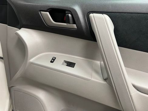 Used 2013 Toyota Highlander Plus w/ Protection Pkg image 62