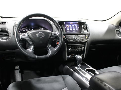 Used 2019 Nissan Pathfinder SV FWD image 2