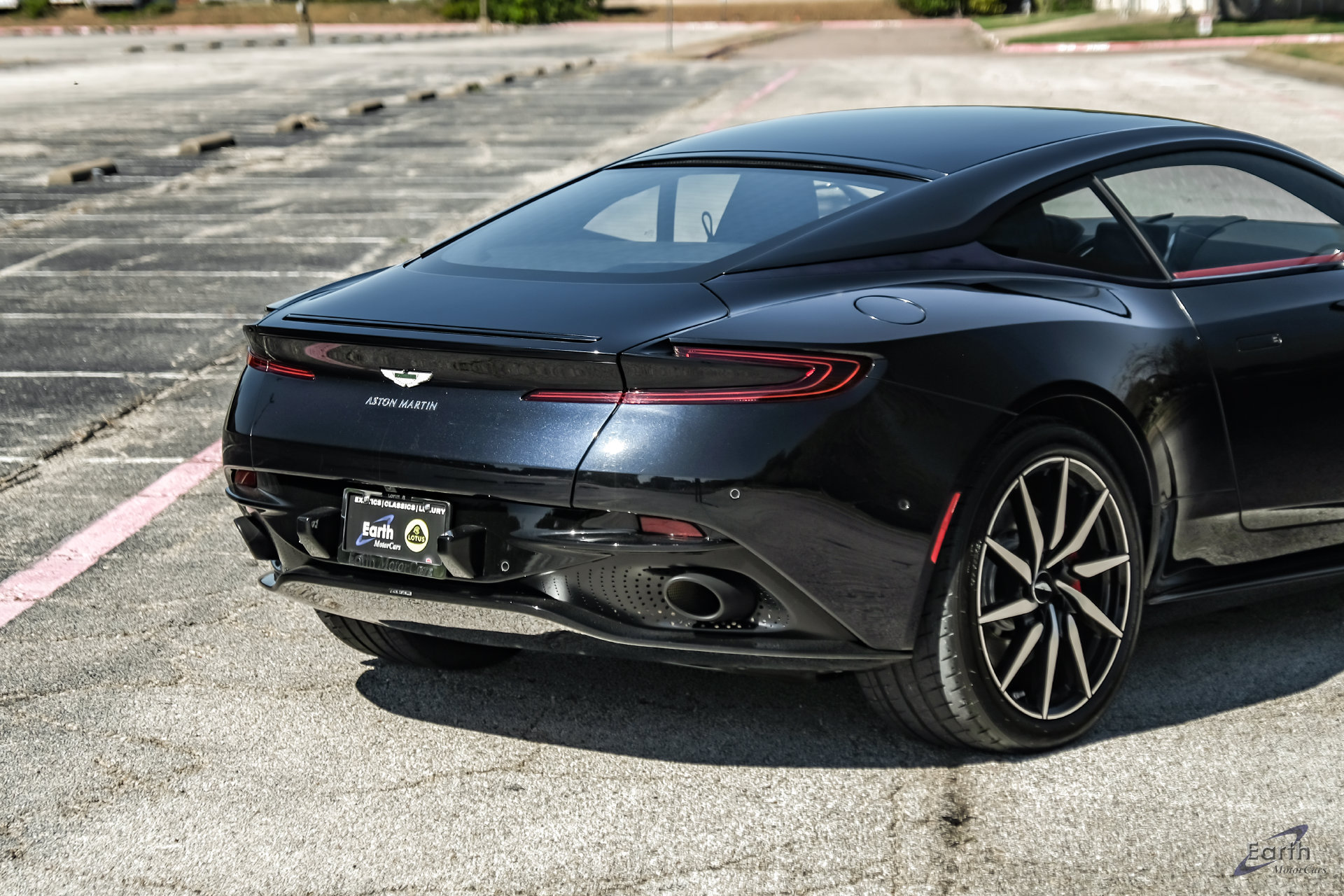 Used 2021 Aston Martin DB11 Coupe RWD image 15