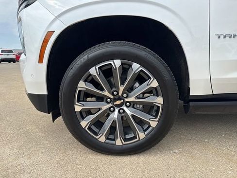 Used 2025 Chevrolet Tahoe High Country AWD/4WD image 12
