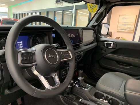 Used 2025 Jeep Wrangler Unlimited Sahara AWD/4WD image 8