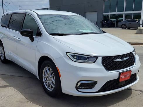 New 2026 Chrysler Pacifica Select FWD image 2