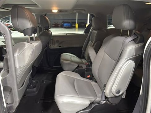 Used 2022 Toyota Sienna XLE image 16