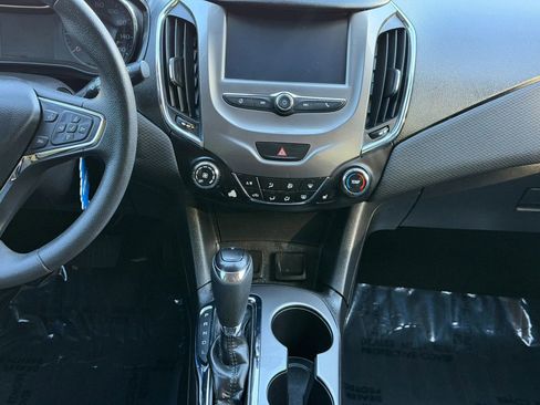 Used 2017 Chevrolet Cruze LT FWD image 31