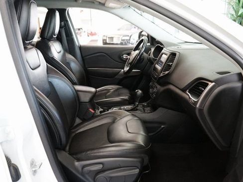 Used 2020 Jeep Cherokee Latitude Plus w/ Cold Weather Group AWD/4WD image 39