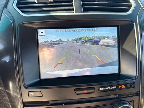 Used 2017 Ford Explorer XLT w/ Equipment Group 202A AWD/4WD image 33