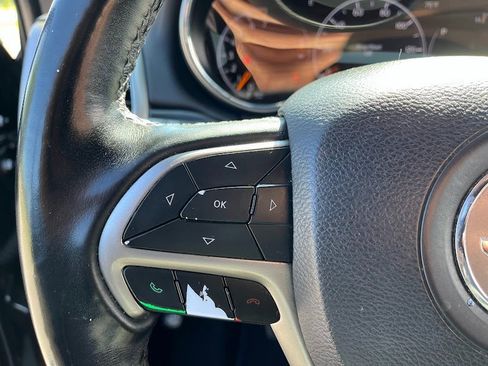 Used 2020 Jeep Grand Cherokee Laredo image 12