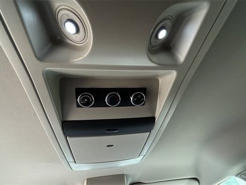 Used 2014 Chrysler Town & Country Touring image 30