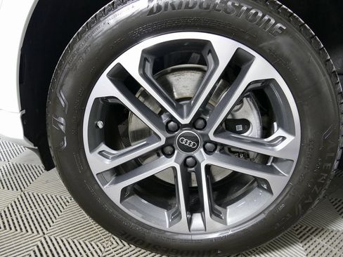 Used 2025 Audi Q5 Premium w/ Convenience Package image 9