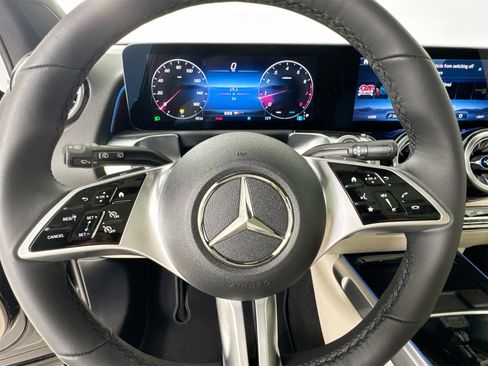 New 2025 Mercedes-Benz GLB 250 4MATIC image 12