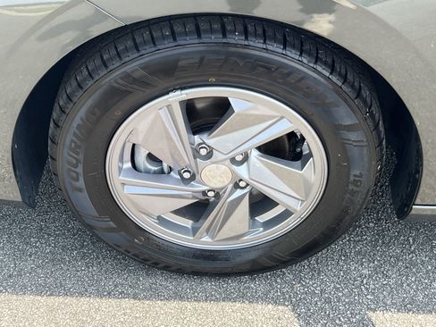 Used 2024 Hyundai Elantra SE FWD image 11