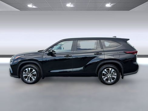 Used 2026 Toyota Highlander XLE AWD/4WD image 2