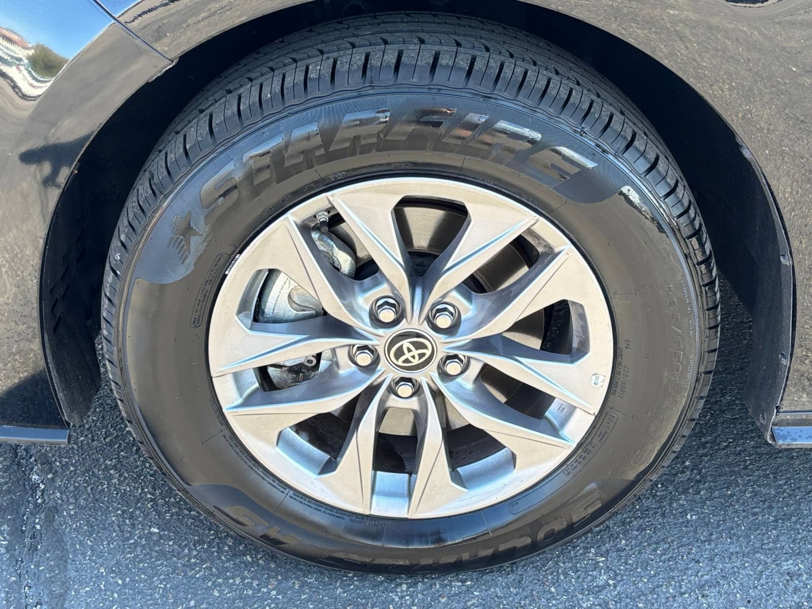 Used 2025 Toyota Sienna XLE FWD image 32