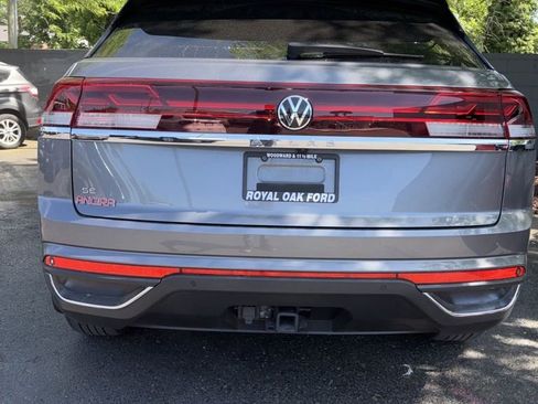 Used 2024 Volkswagen Atlas Cross Sport SE w/ Panoramic Sunroof Package FWD image 4