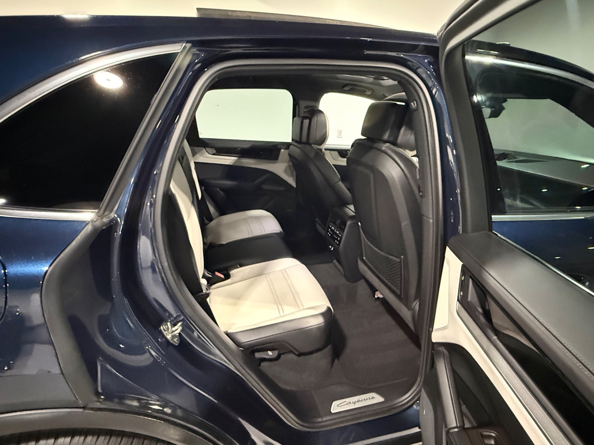 Used 2024 Porsche Cayenne AWD/4WD image 42