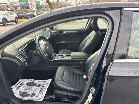 Used 2017 Ford Fusion SE w/ Fusion SE Technology Package image 9