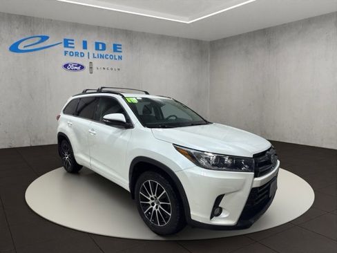 Used 2018 Toyota Highlander SE image 1