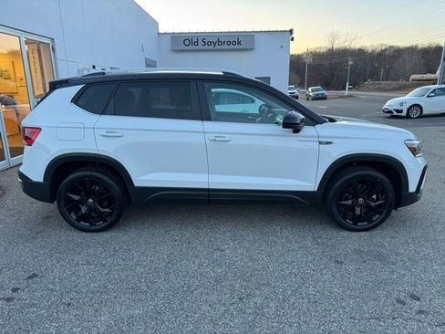 Certified 2024 Volkswagen Taos SE w/ Panoramic Sunroof Package image 4