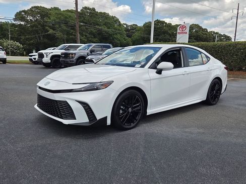 Certified 2025 Toyota Camry SE FWD image 3