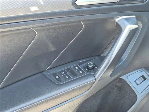 Used 2024 Volkswagen Tiguan SE AWD/4WD image 11
