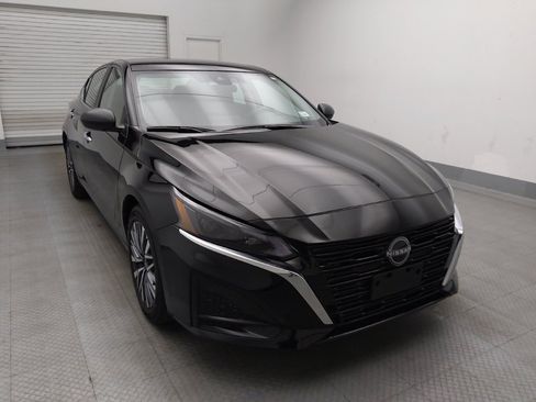 Used 2025 Nissan Altima 2.5 SV FWD image 14