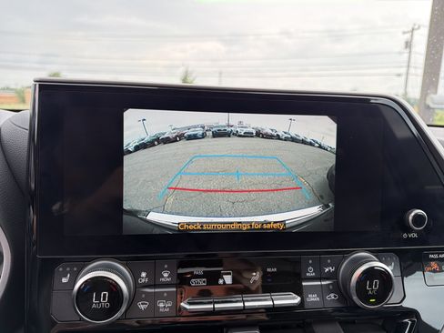Used 2023 Toyota Highlander XLE AWD/4WD image 16