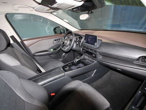 Used 2023 Nissan Rogue SV image 19