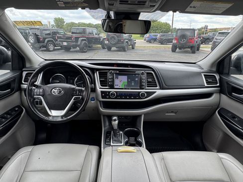 Used 2019 Toyota Highlander XLE AWD/4WD image 28