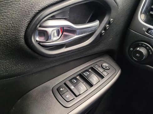 Used 2019 Jeep Cherokee Limited image 27