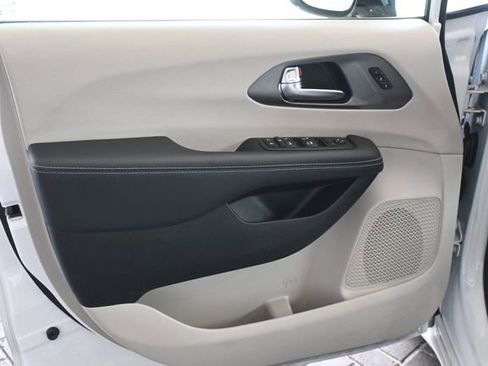 Used 2024 Chrysler Pacifica Touring-L image 10