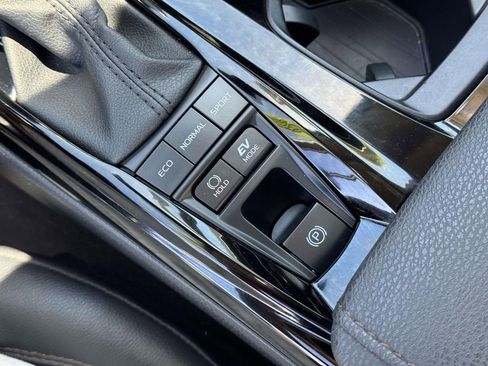 Used 2025 Toyota Camry XLE FWD image 31