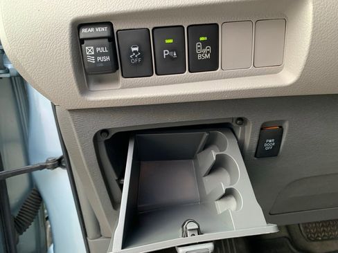 Used 2017 Toyota Sienna XLE Premium image 17