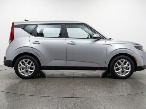 Used 2025 Kia Soul LX w/ LX Technology Package image 11
