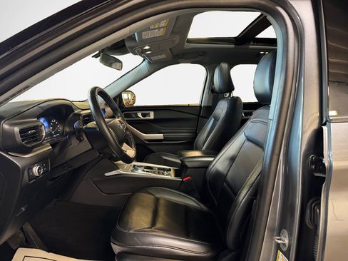 Used 2023 Ford Explorer XLT w/ Equipment Group 202A image 12