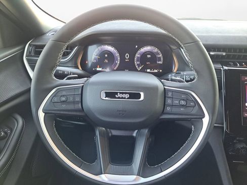 New 2025 Jeep Grand Cherokee Altitude image 21