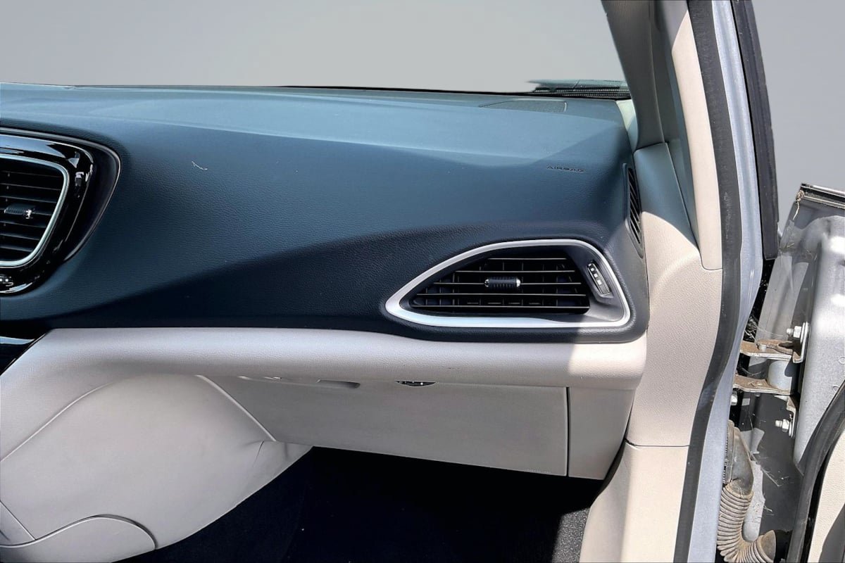 Used 2023 Chrysler Voyager LX FWD image 17