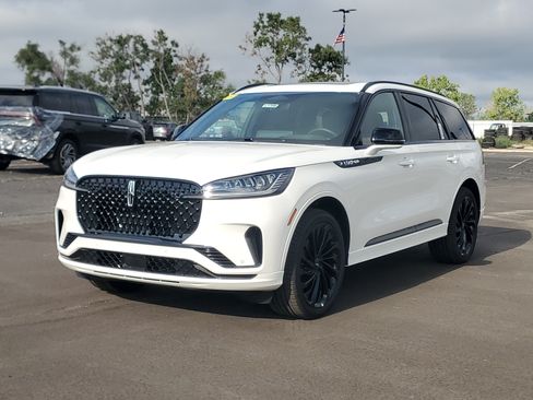 New 2026 Lincoln Aviator Reserve w/ Jet Appearance Package AWD/4WD image 2