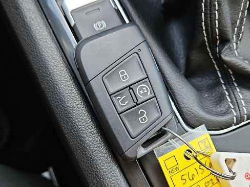 Certified 2022 Volkswagen Tiguan SE image 20