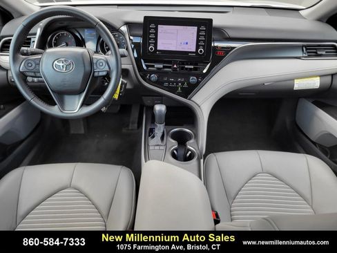 Used 2024 Toyota Camry SE image 12