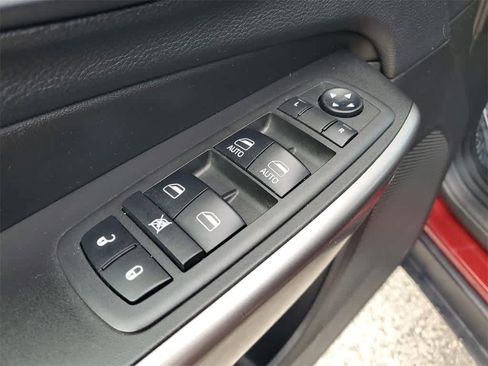 Used 2019 Jeep Cherokee Latitude Plus w/ Comfort/Convenience Group image 18