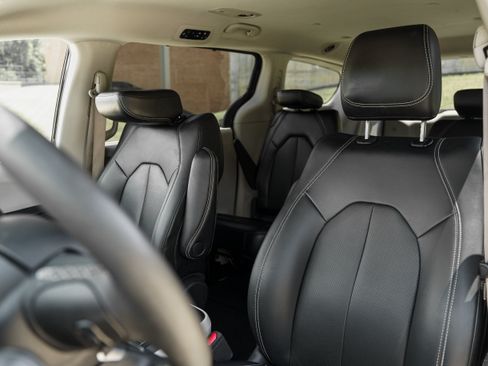 Used 2024 Chrysler Pacifica Touring-L FWD image 19