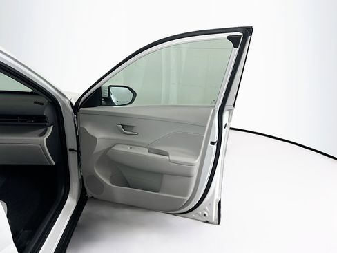 Used 2025 Hyundai Kona SEL FWD image 32